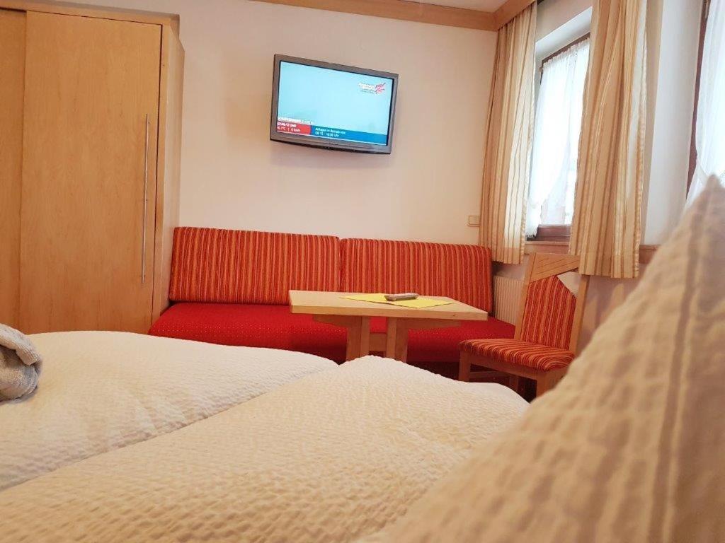 Gaestehaus Dorfbaeckerei 턱스 외부 사진